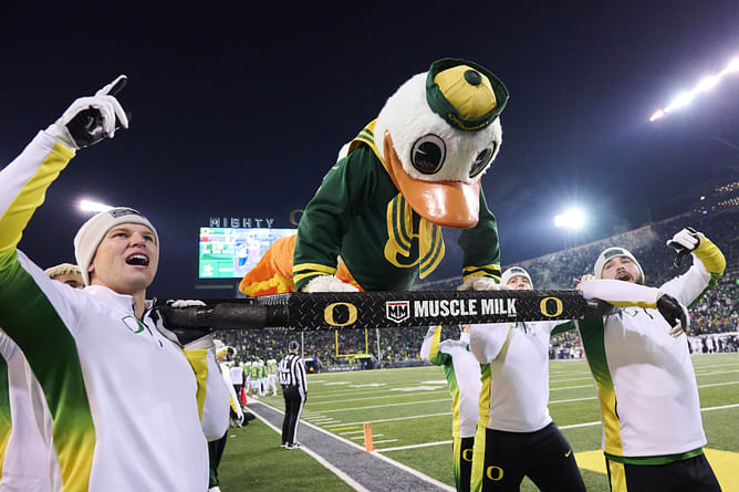 WATCH: Oregon mascot fires up crowd with incredible 22 push-ups at halftime of Big Ten blockbuster