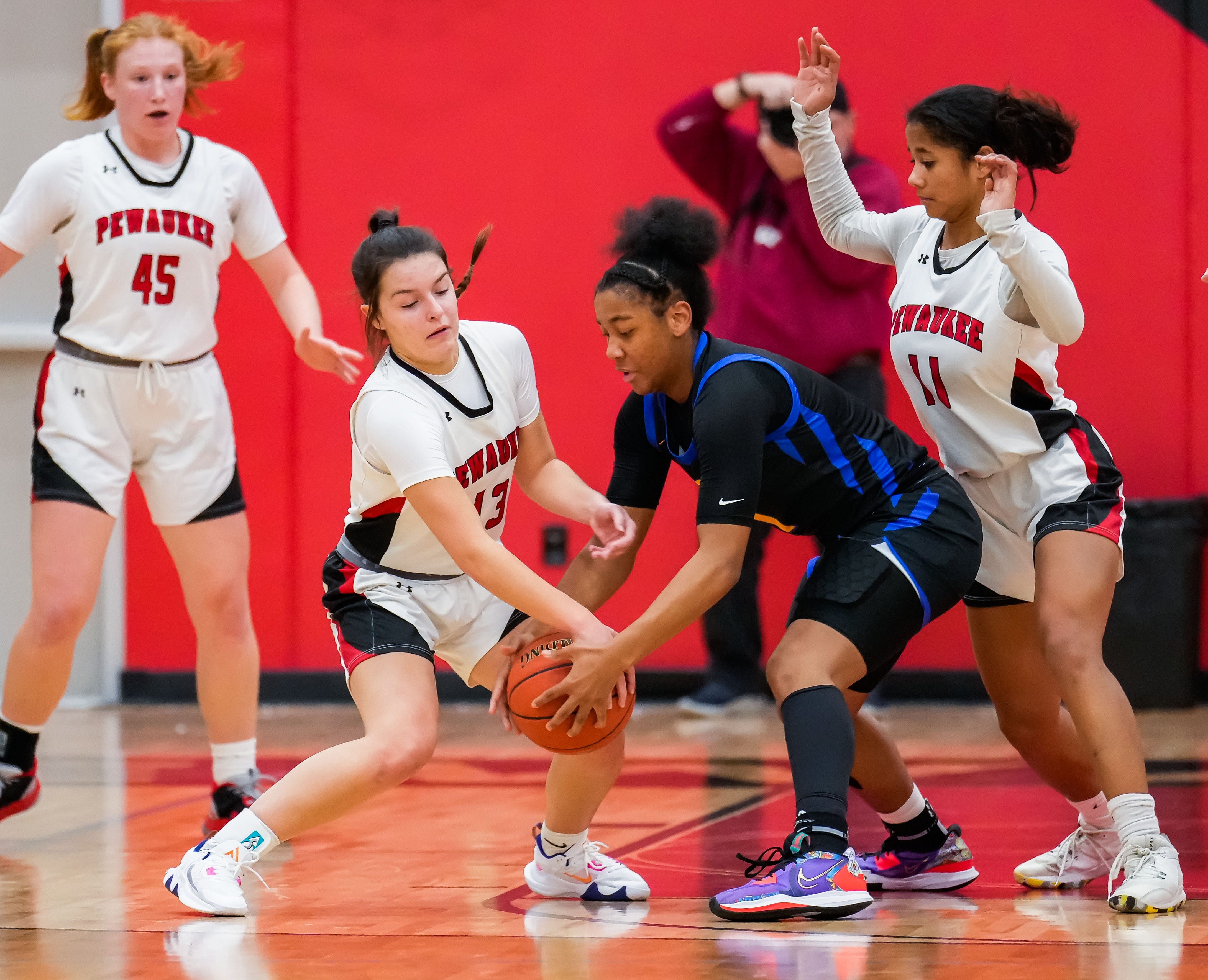 KK Arnold was one of the strongest freshmen in the Huskies' women's basketball team last season (Photo via IMAGN)