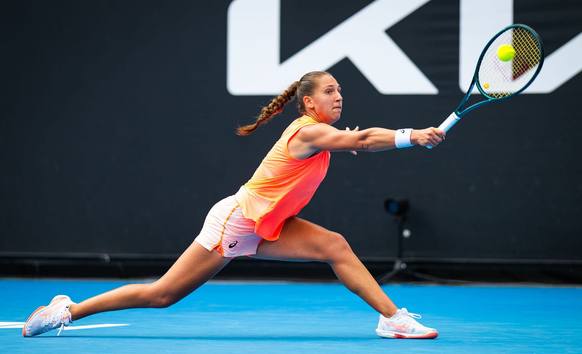 Parry stretches for a backhand in the 2024 Australian Open (Image via Getty)