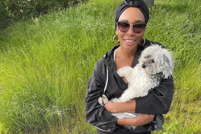 "Isn't my old man lovely?" - Venus Williams gushes over 17-year-old pet dog Harry as they share adorable moment together