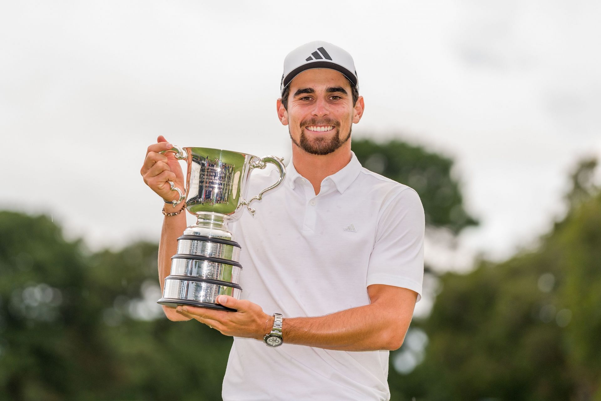 Joaquin Niemann poses after winning the ISPS Handa Australian Open (Image Source: Getty)