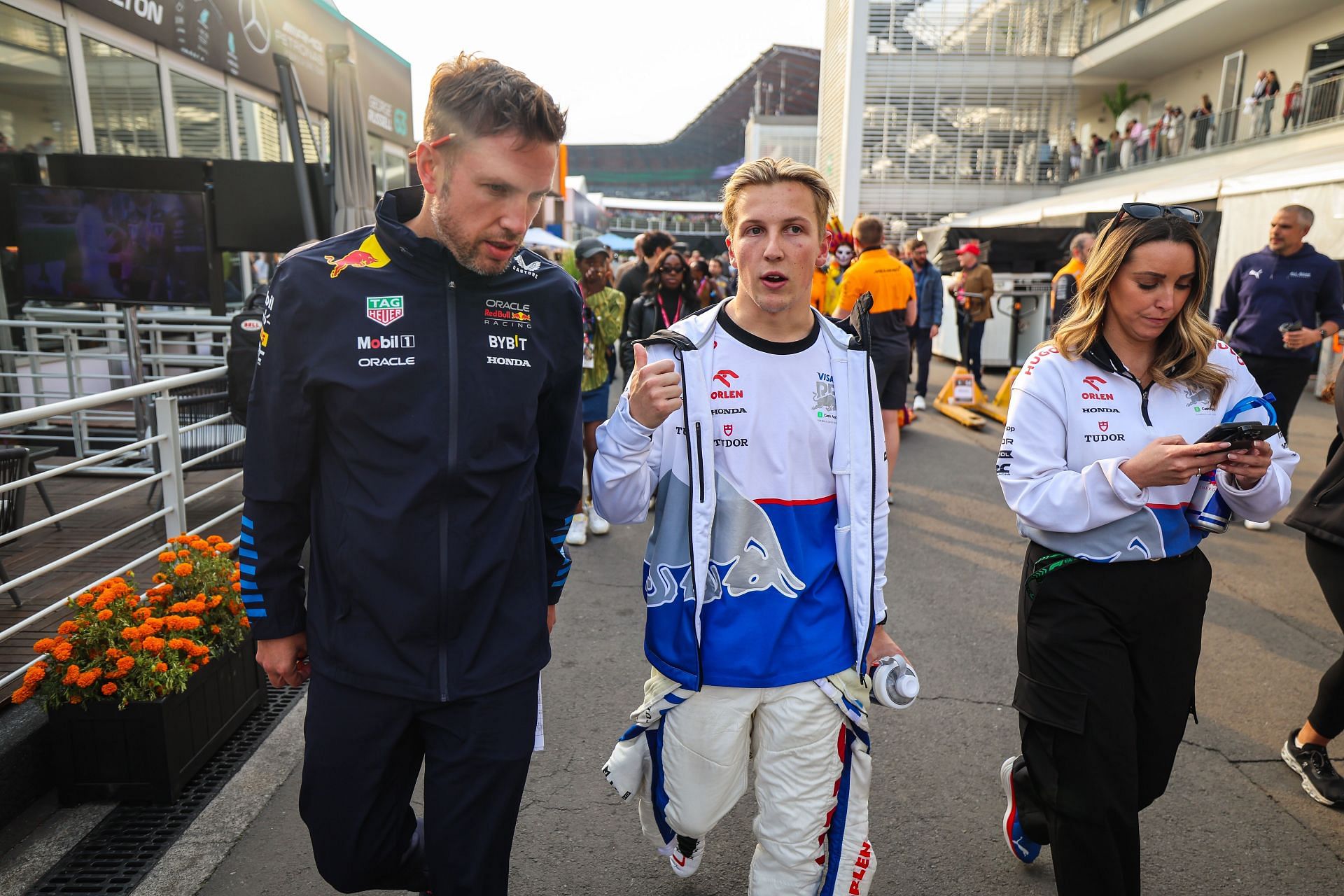 Liam Lawson of New Zealand and Visa Cash App RB talks with Red Bull Racing&#039;s head of communications Paul Smith at the F1 Grand Prix of Mexico (Source: Getty Images)