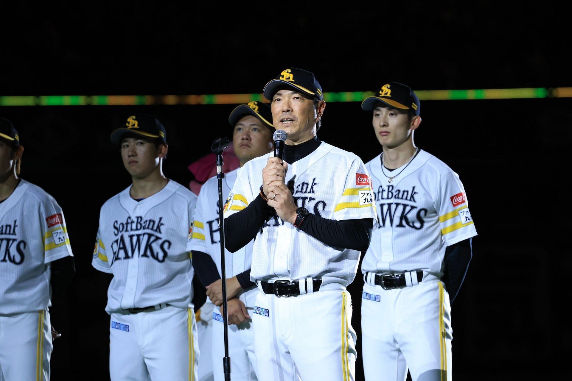 SoftBank Hawks manager Hiroki Kokubo with the team (credit: Fukuoka SoftBank Hawks/X)