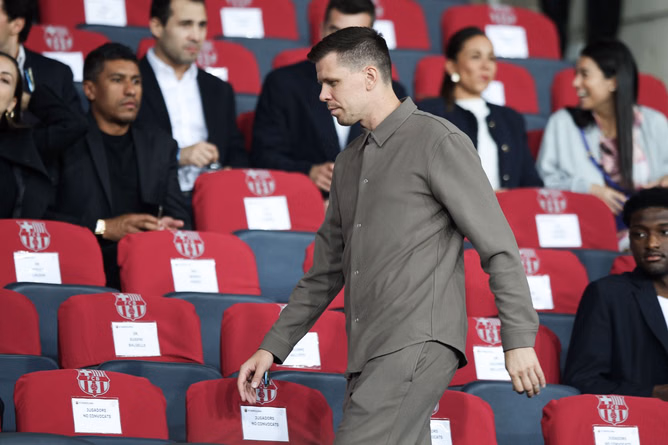 “It’s nobody's business” - Wojciech Szczesny defends his smoking habits following Barcelona move