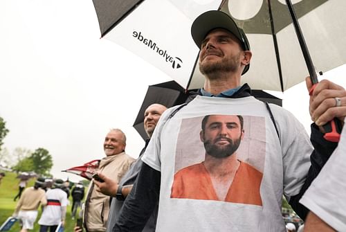 A fan sporting a shirt with Scottie Scheffler's mugshot picture (Image Source: Imagn)