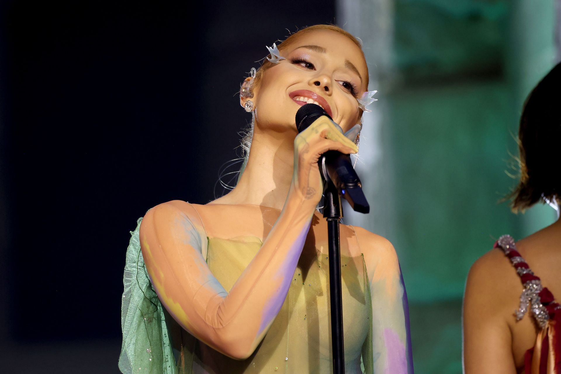 "I Sincerely Apologize"— Ariana Grande Responds To Elvira Accusing Her ...