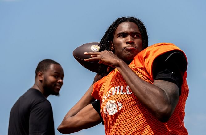 Oregon WR commit Dakorien Moore reacts to 5-star LSU QB commit Bryce Underwood's post on IG