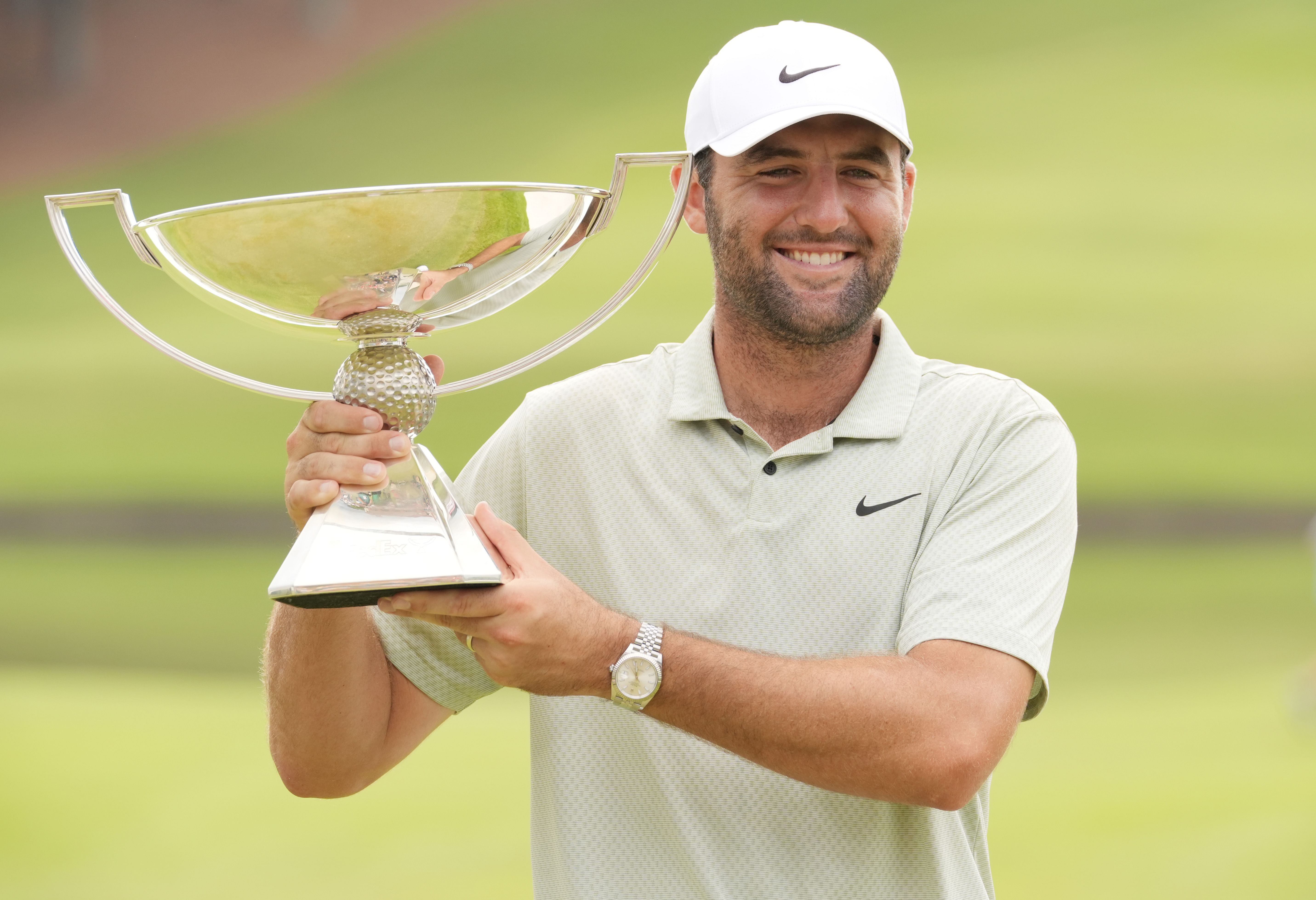 Scottie Scheffler with the Tour Championship trophy - (Source: Imagn)