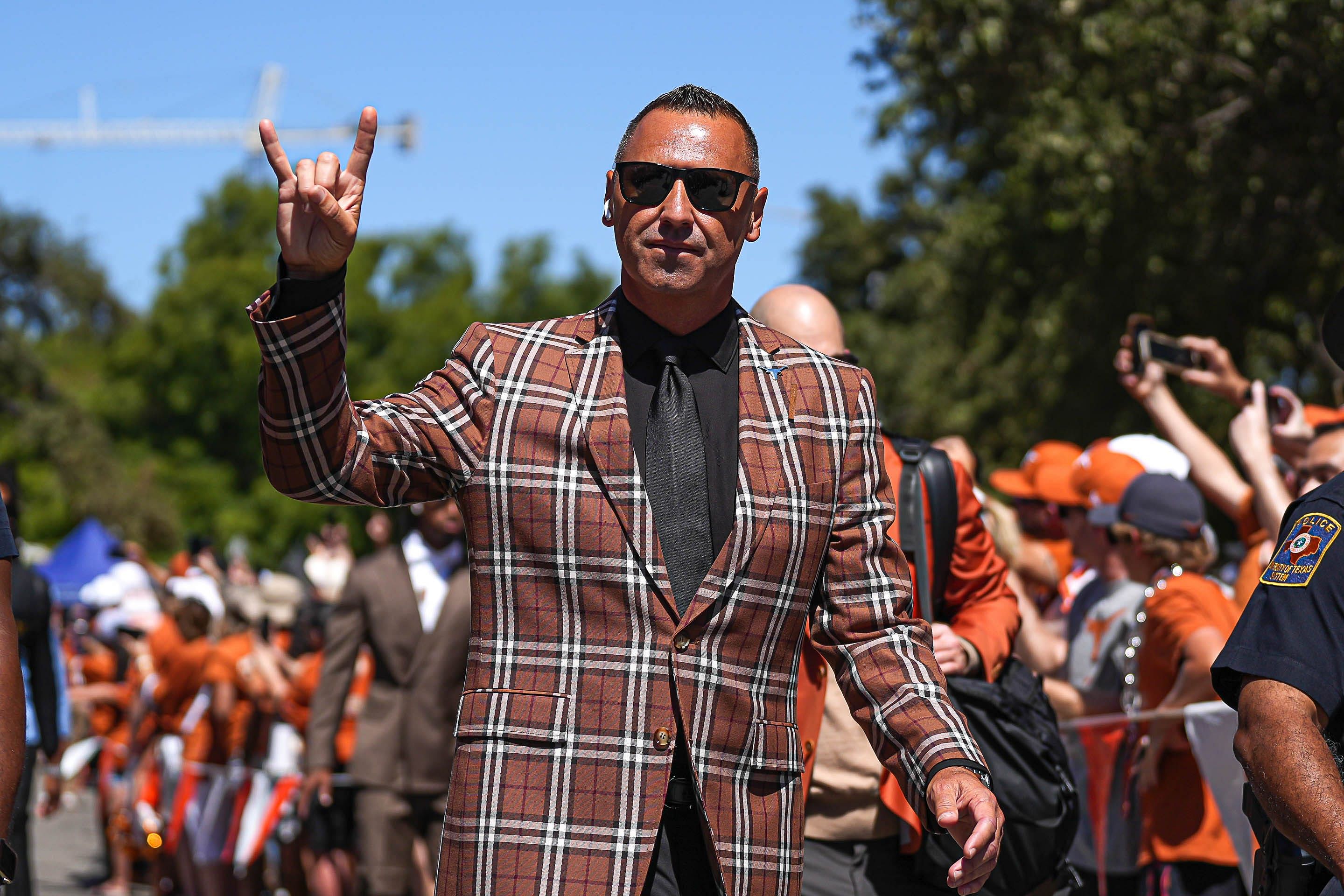 Steve Sarkisian has a tough choice at Texas-- whether to start Arch Manning or Quinn Ewers. (Photo Credit: IMAGN)