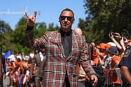 Steve Sarkisian has a tough choice at Texas-- whether to start Arch Manning or Quinn Ewers. (Photo Credit: IMAGN)