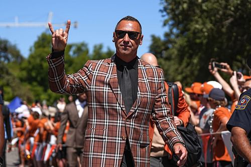 Steve Sarkisian has a tough choice at Texas-- whether to start Arch Manning or Quinn Ewers. (Photo Credit: IMAGN)