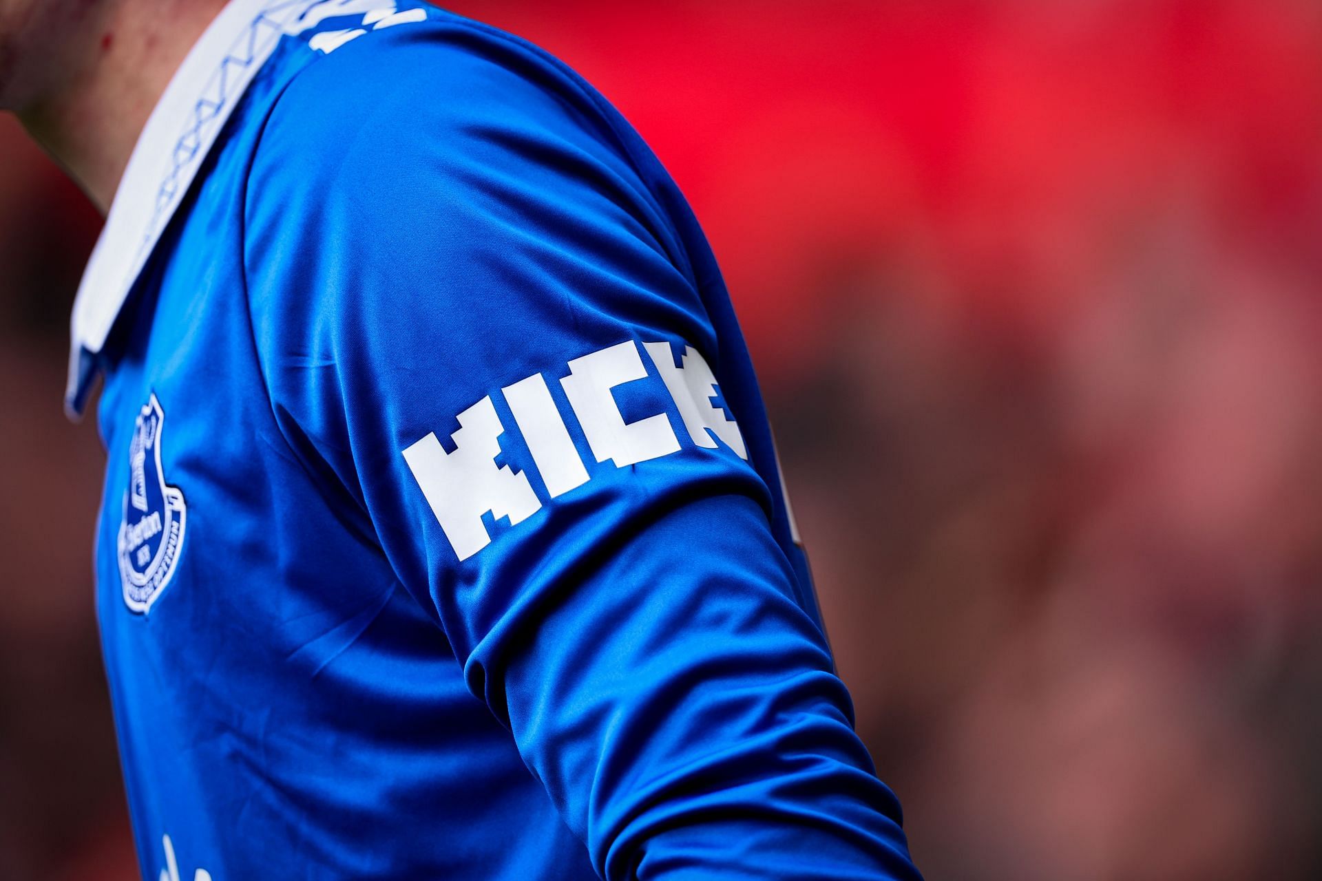 Everton FC players wear the Kick badge on their arm (Image via Getty)