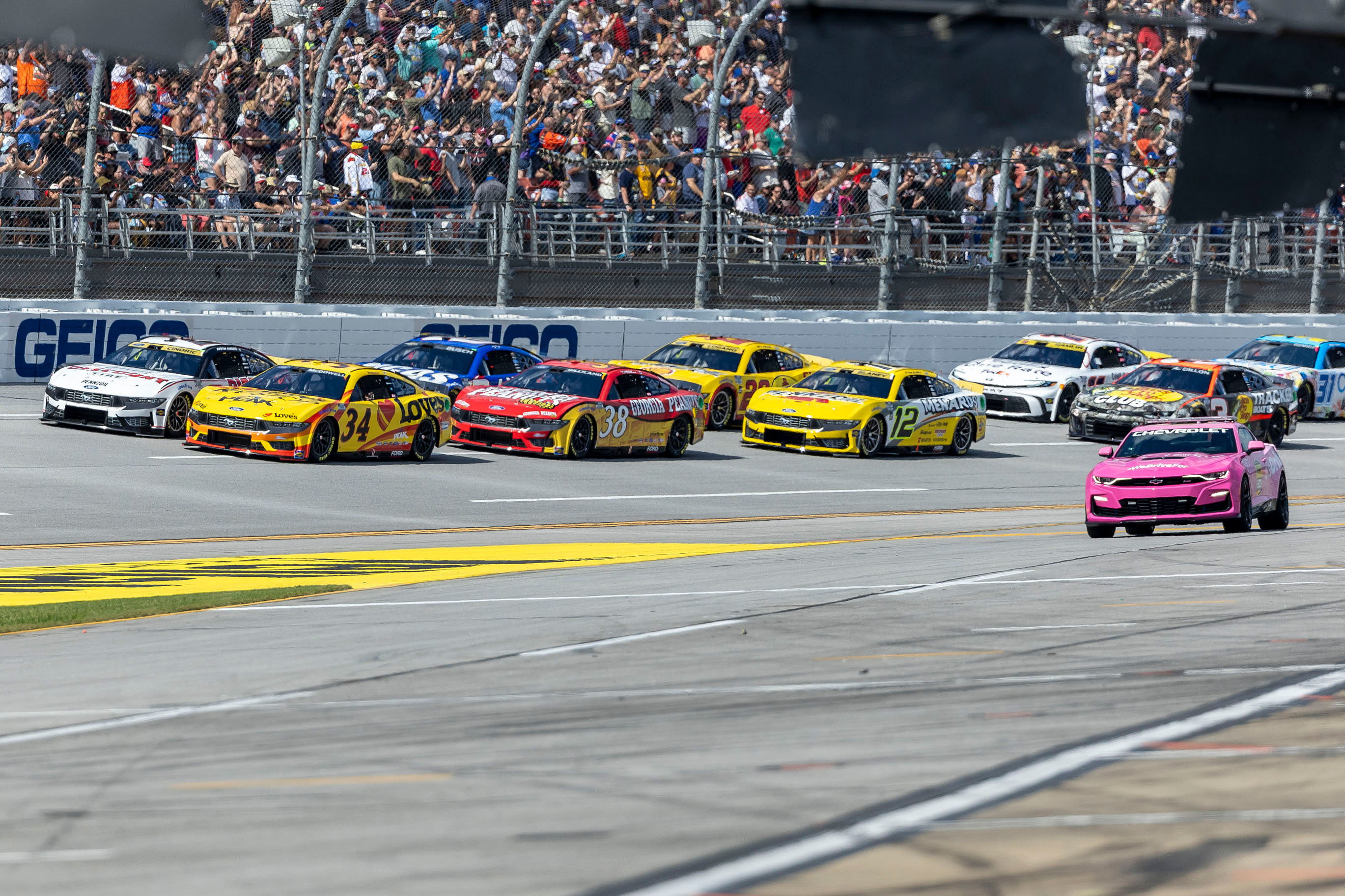 The pace car departs for the first lap of the first stage of the YellaWood 500 at Talladega Superspeedway. (Image via Imagn Images)