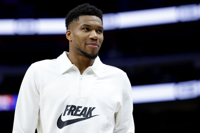 Giannis Antetokounmpo shares very rare childhood photo with cryptic message