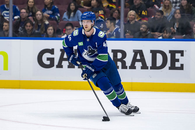 Elliotte Friedman offers stern life advice to Elias Pettersson regarding friends and family who send him media criticism