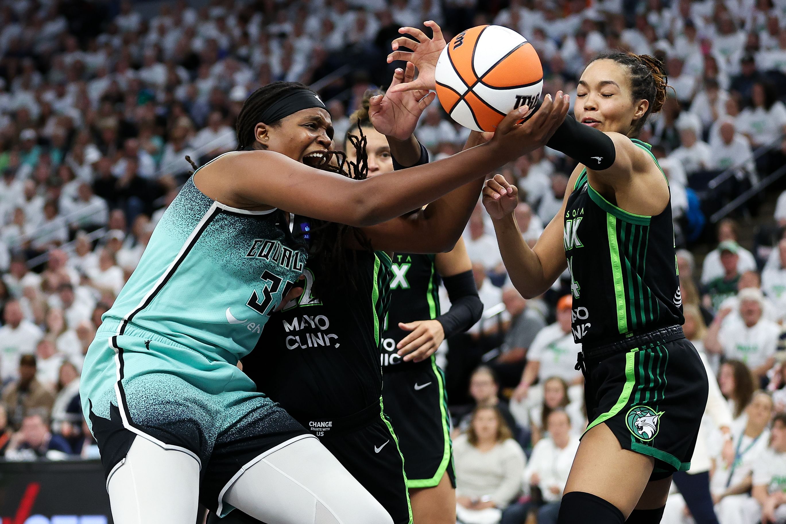 New York Liberty&#039;s Jonquel Jones fights for a rebound (Image Source: IMAGN)