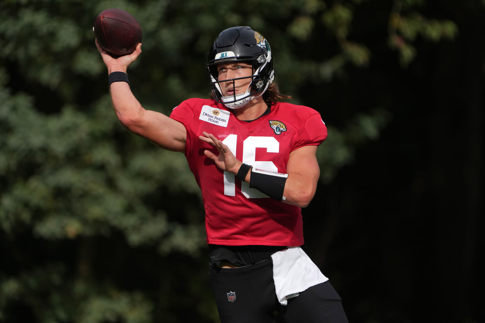 Who are the JaguarsPatriots announcers today? Coverage team for Week 7