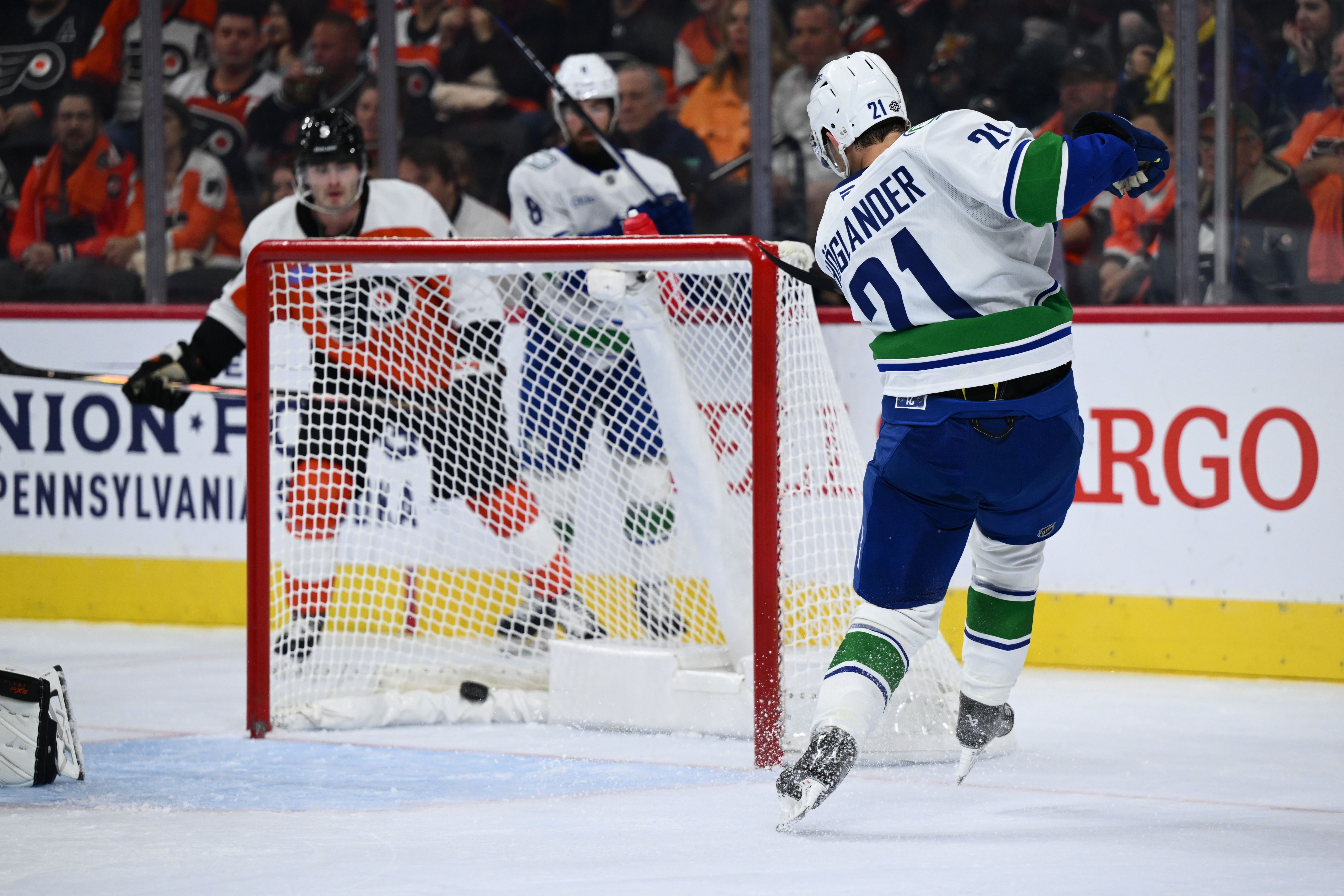 NHL: Vancouver Canucks at Philadelphia Flyers - Source: Imagn