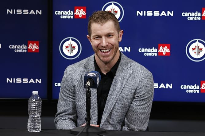 WATCH: Bryan Little receives heartwarming standing ovation from Jets fans ahead of his retirement