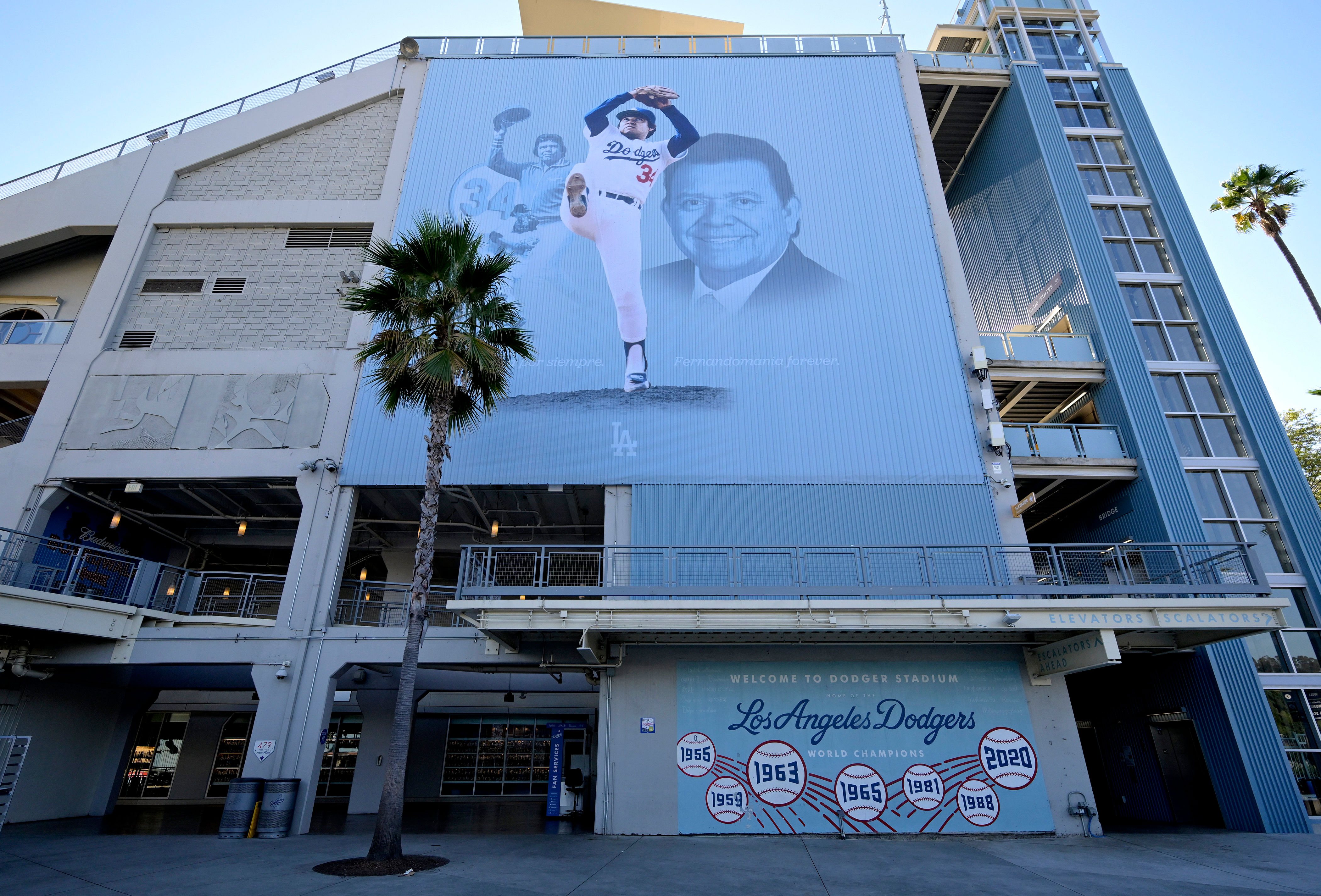 Fernando Valenzuela pitched a 146-pitch complete game win for the Los Angeles Dodgers in Game 3 of the 1981 World Series against the Nw York Yankees (Photo Credit: IMAGN)