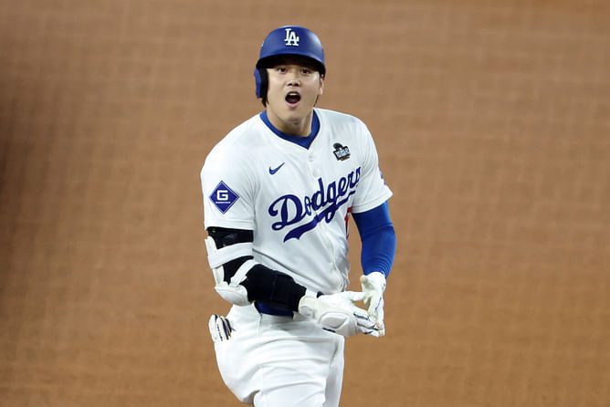 WATCH: Shohei Ohtani's first World Series hit leads to comedy of errors, Dodgers superstar grabs extra bases to send LA crowd crazy