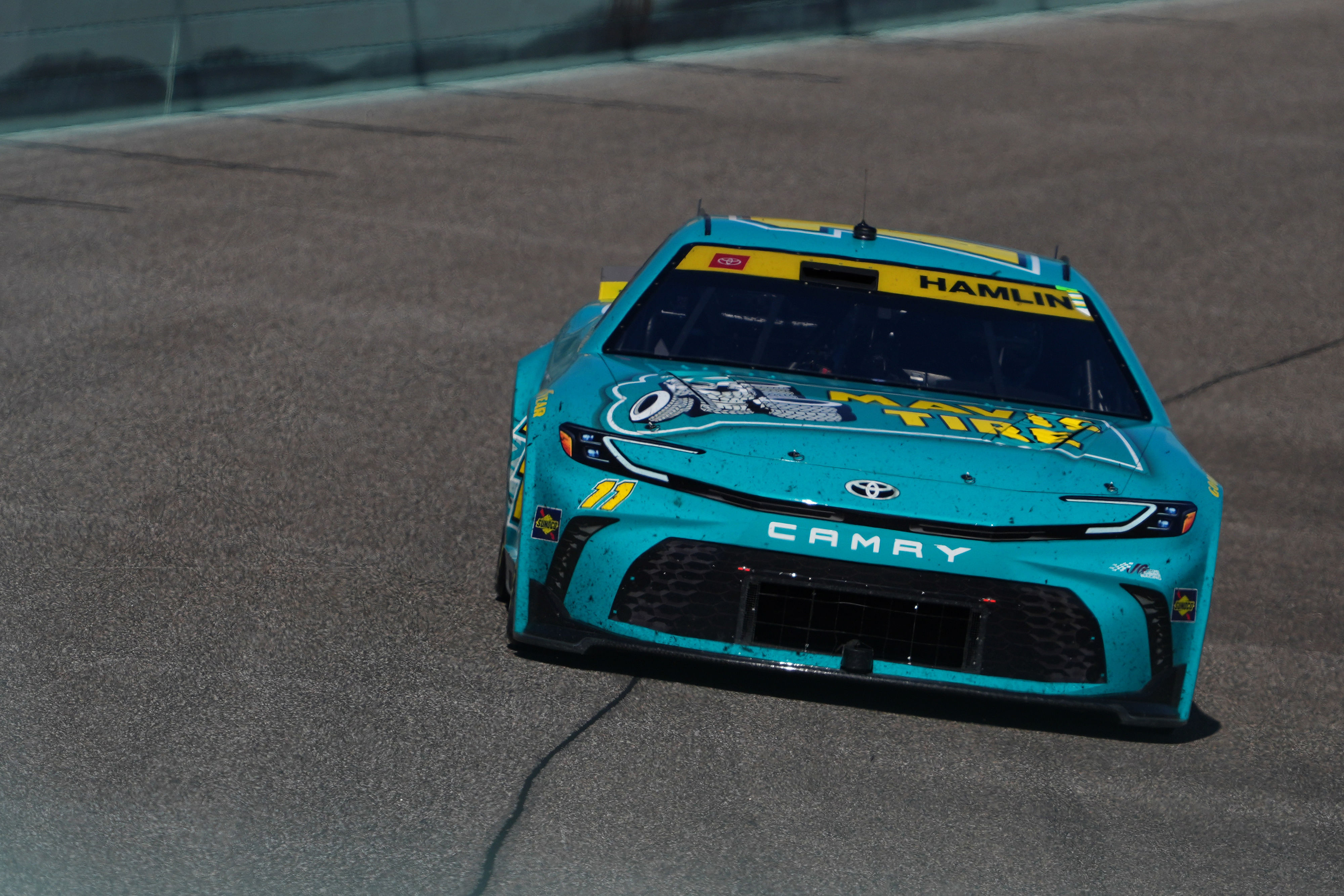 NASCAR Cup Series driver Denny Hamlin (11) races during the Straight Talk Wireless 400 (Source: Imagn)