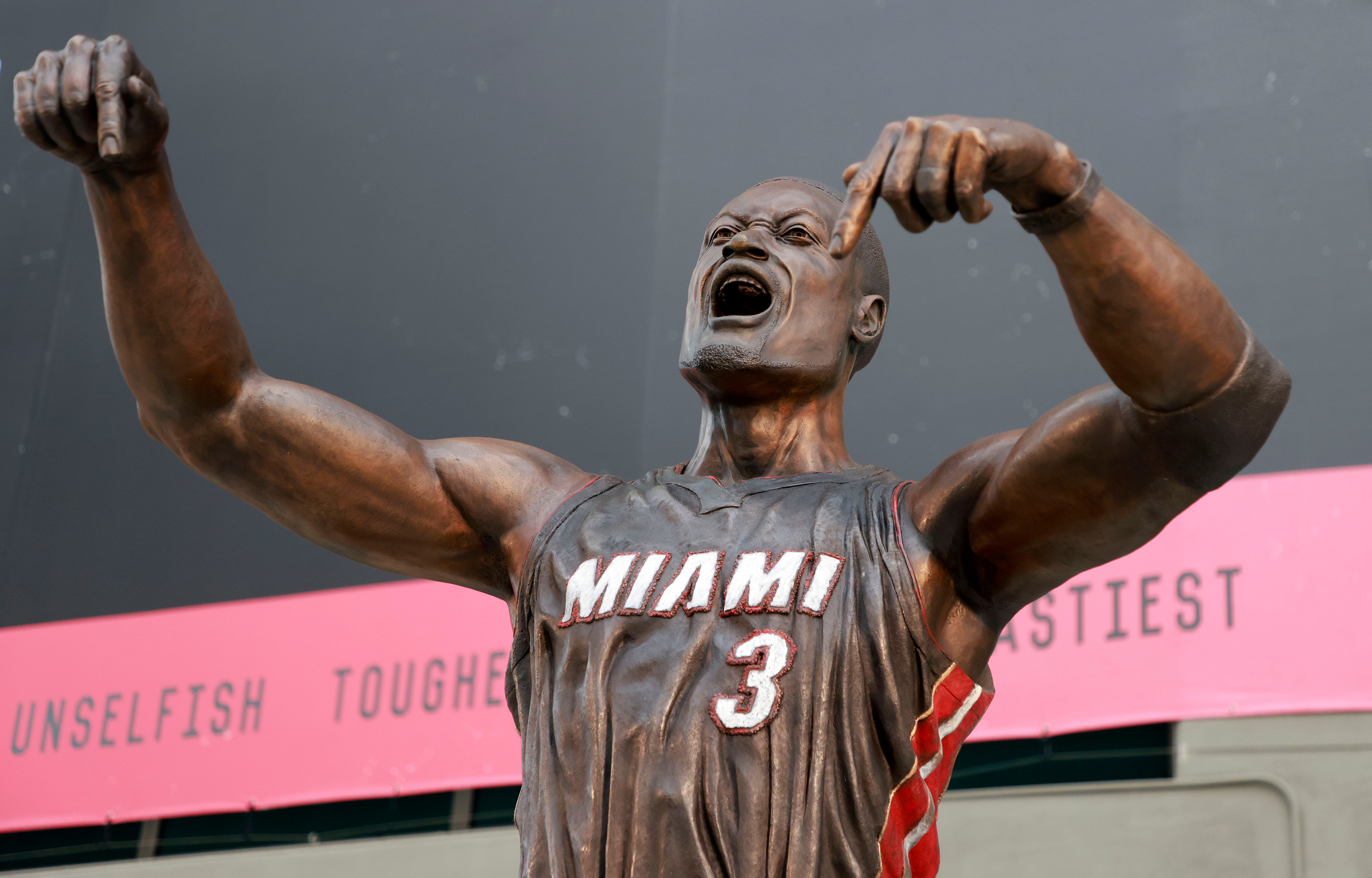 Charles Barkley roasts Dwyane Wade&#039;s viral statue. (Photo: IMAGN)