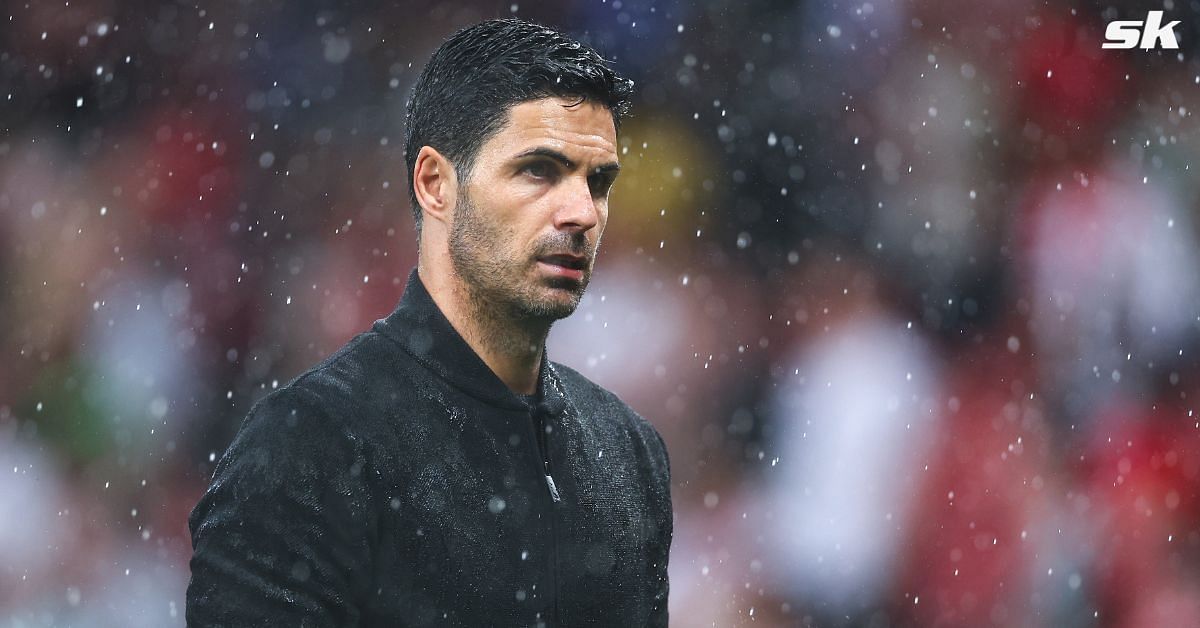 Arsenal manager Mikel Arteta on touchline 