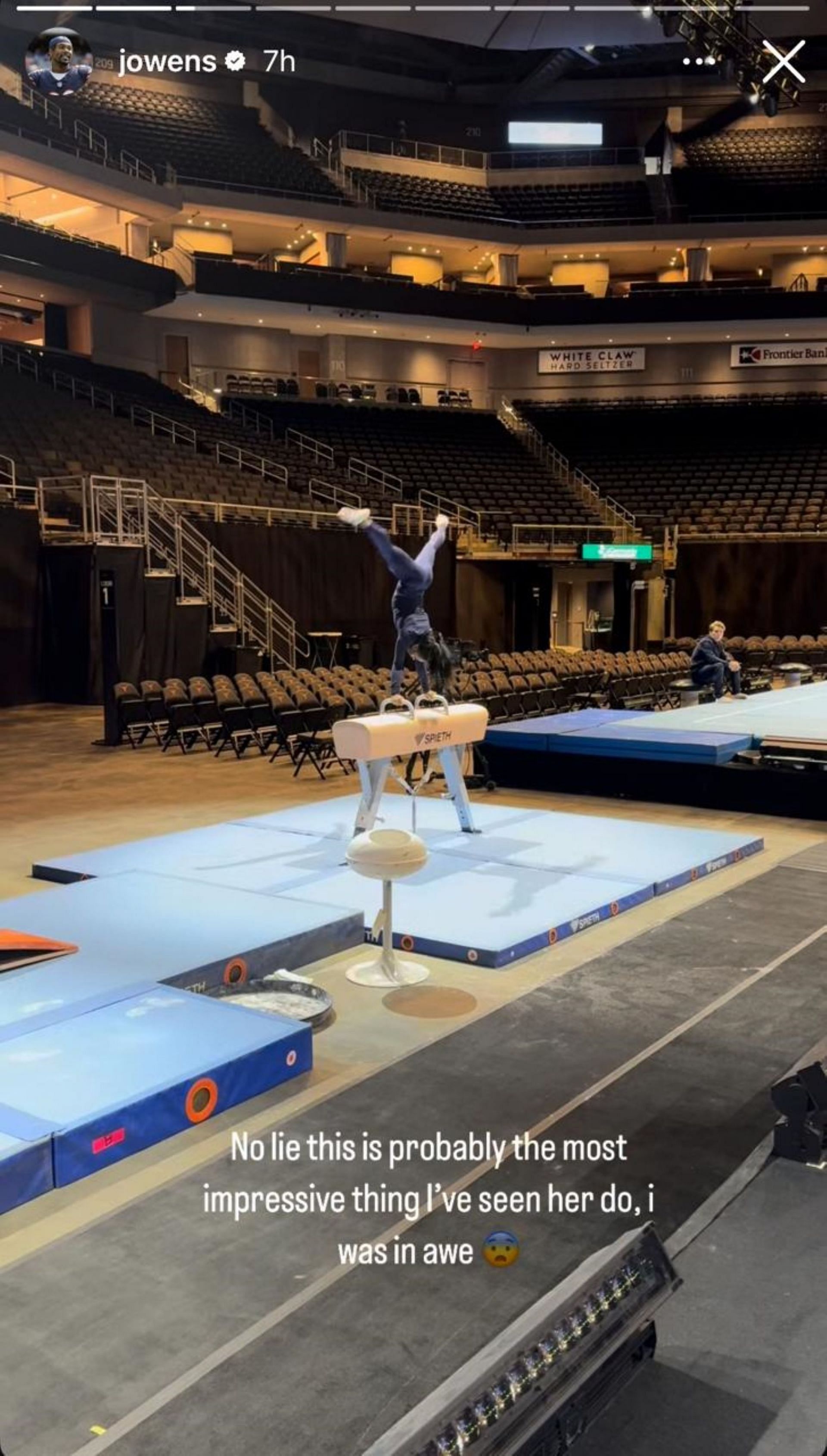 Jonathan Owens reacts to Simone Biles performing on pommel horse; Instagram - @jowens