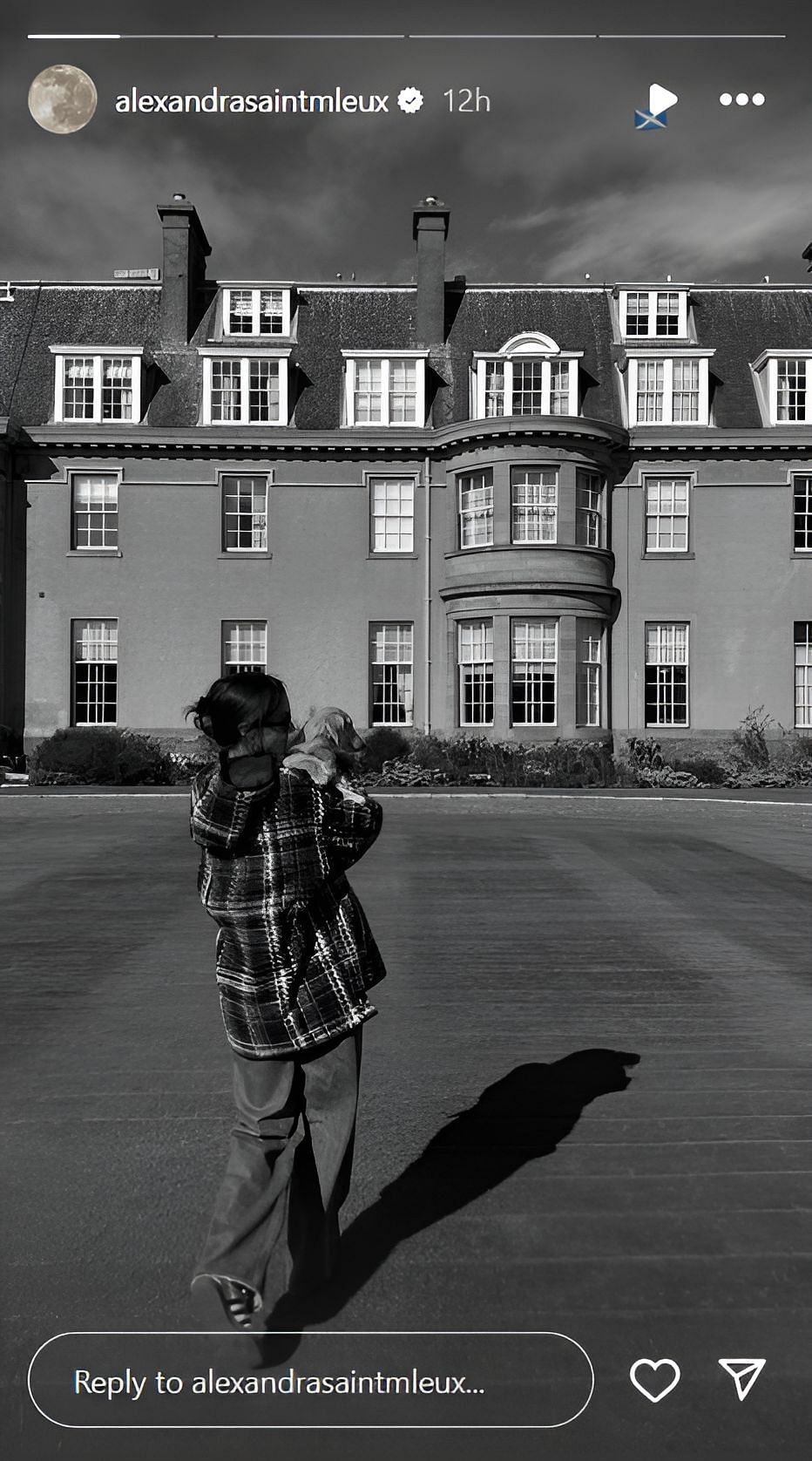 Alexandra Saint Mleux and Leo walking on the lawn (Source: @alexandrasaintmleux on Instagram)