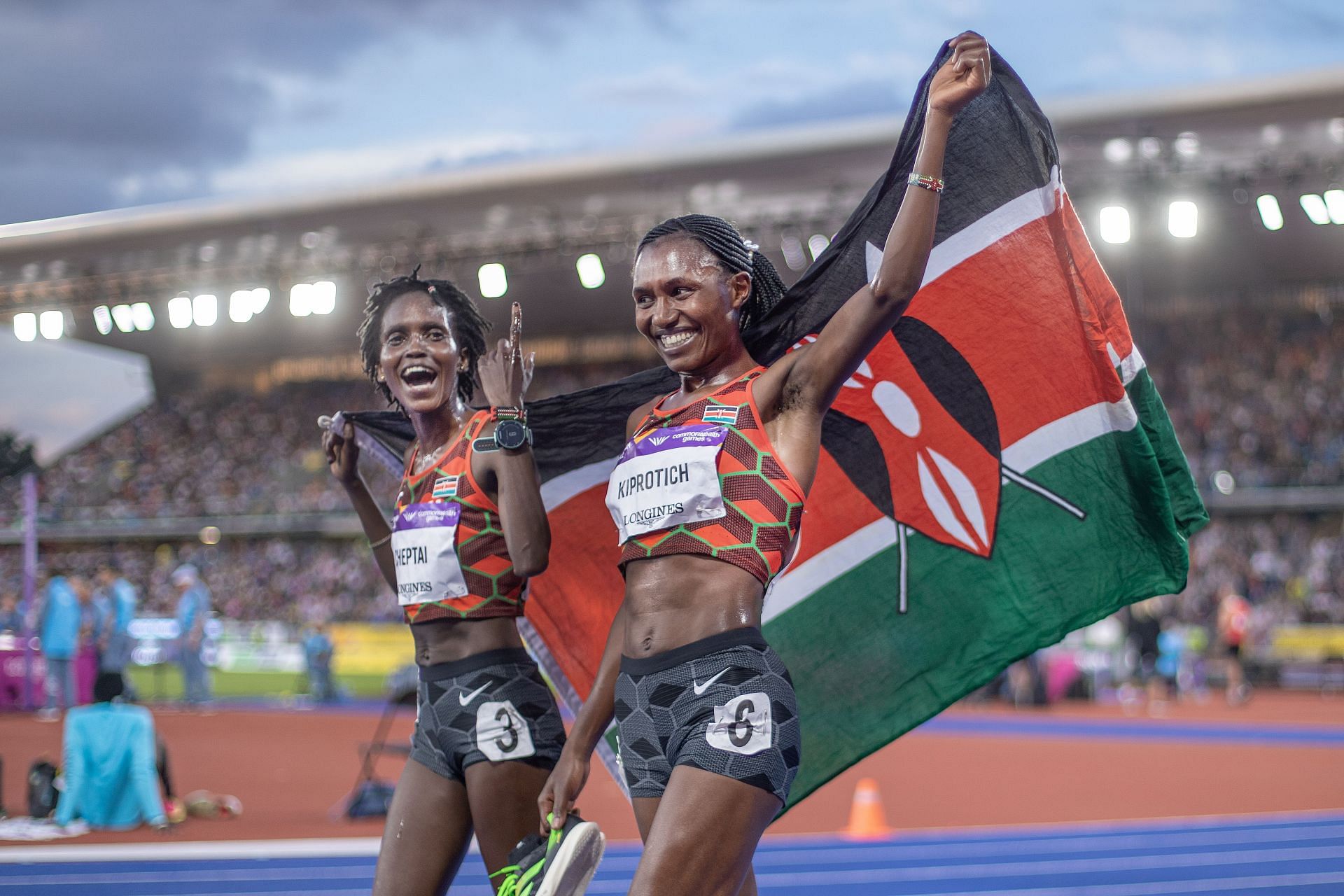 Irine Chepet Cheptai (L) at the Commonwealth Games (Getty Images)