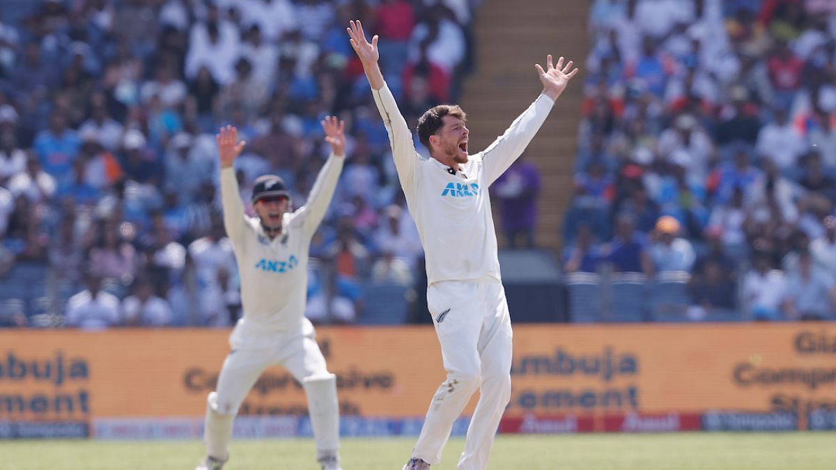 न्यूजीलैंड के स्टार ऑलराउंडर खिलाड़ी मिचेल सेंटनर के किया कमाल (Photo Credit_@cricbuzz)