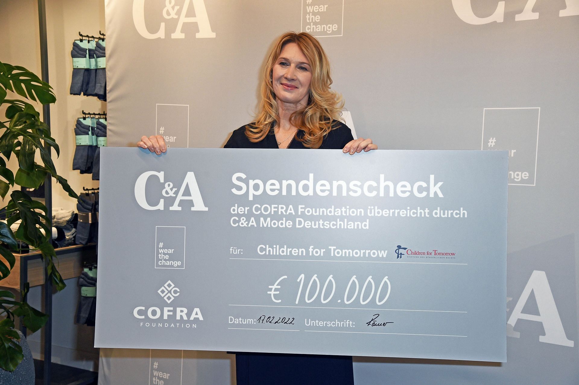 Steffi Graf with a chque for her Foundation, Children For Tomorrow (Image via Getty)