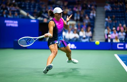 Iga Swiatek plays a running forehnad in the 2024 US Open - Source: Getty