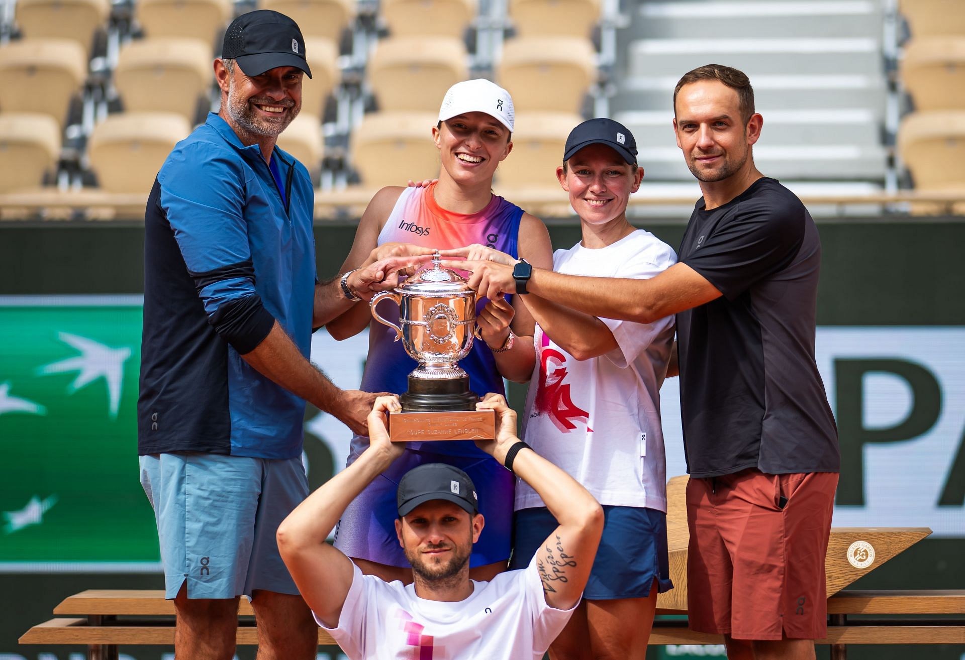 Iga Swiatek with her coaching team (Source: Getty)