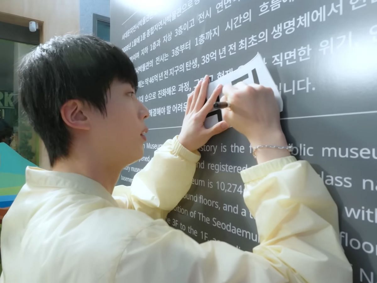 BTS&rsquo; Jin gives an autograph to the other Seokjin instead of 100,000 KRW in latest RUN JIN episode