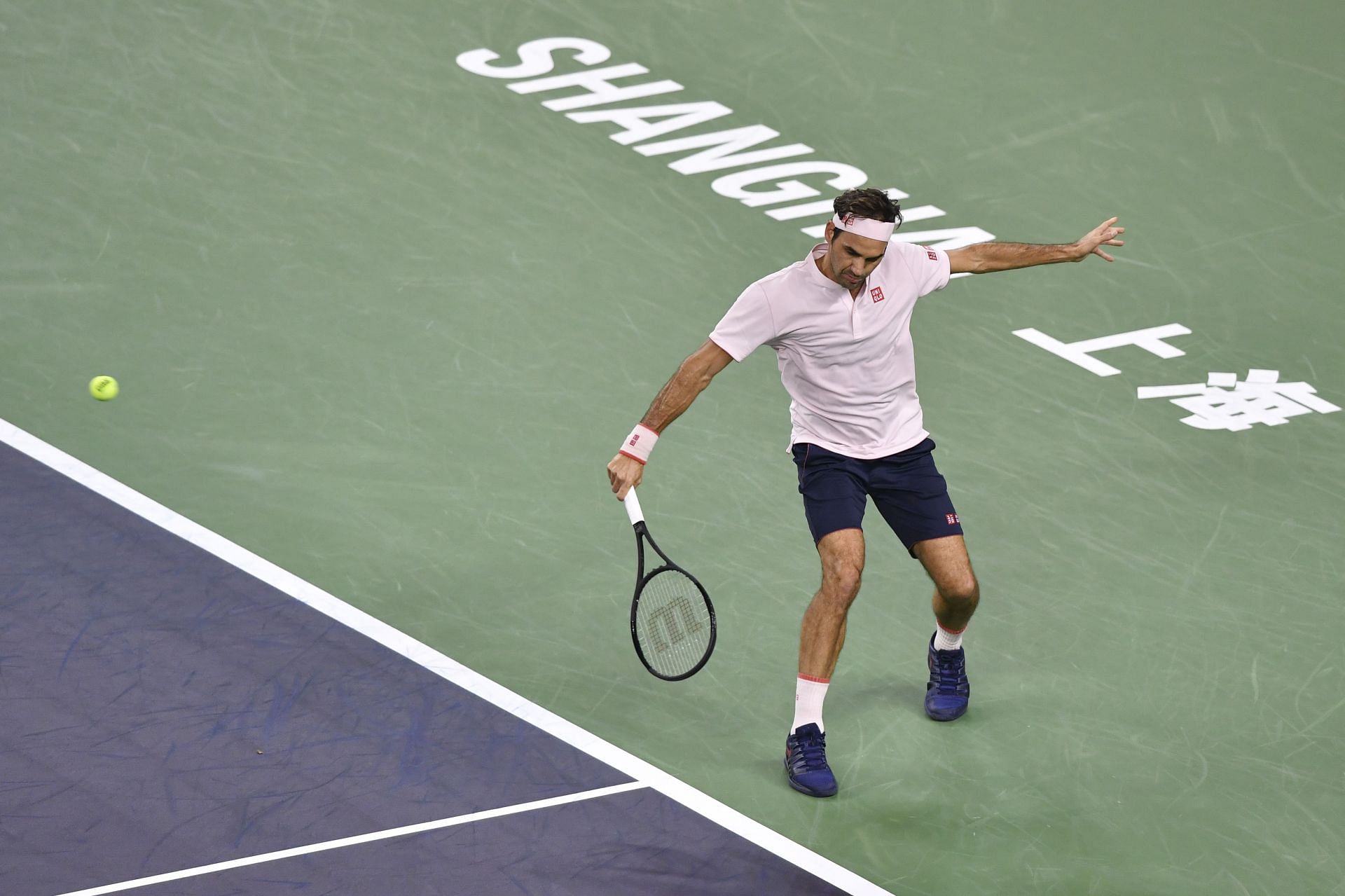 Federer plays a backhand slice in the 2018 Rolex Shanghai Masters - Source: Getty