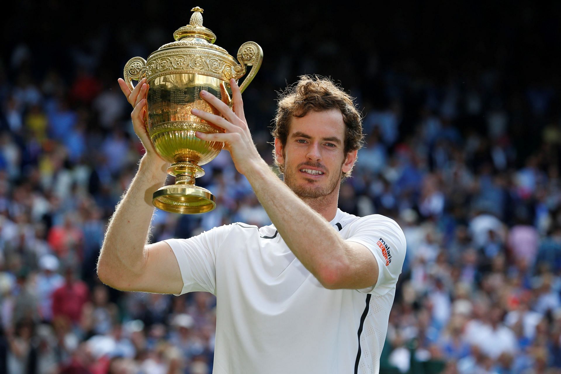 Andy Murray holds the 2016 Wimbledon Championships trophy. (Getty)