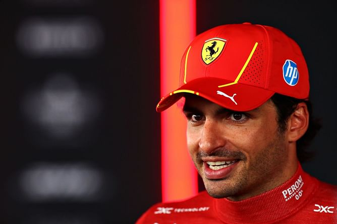 Watch: Carlos Sainz shouting "Lawson, Lawson" on team radio when the Red Bull junior didn't obey blue flags during the F1 Mexican GP