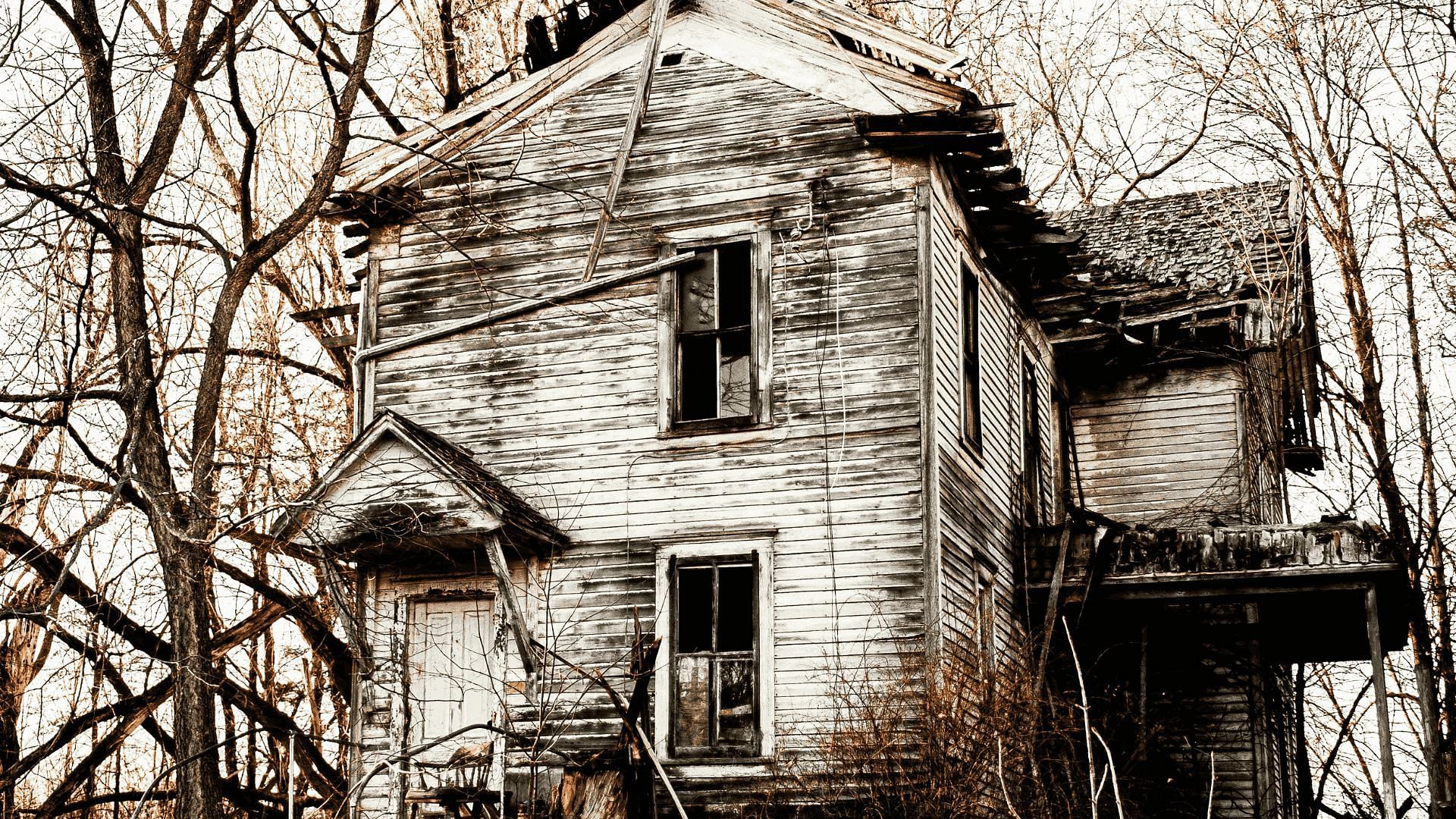 A haunted house (Image via Unsplash/Jackson Simmer)