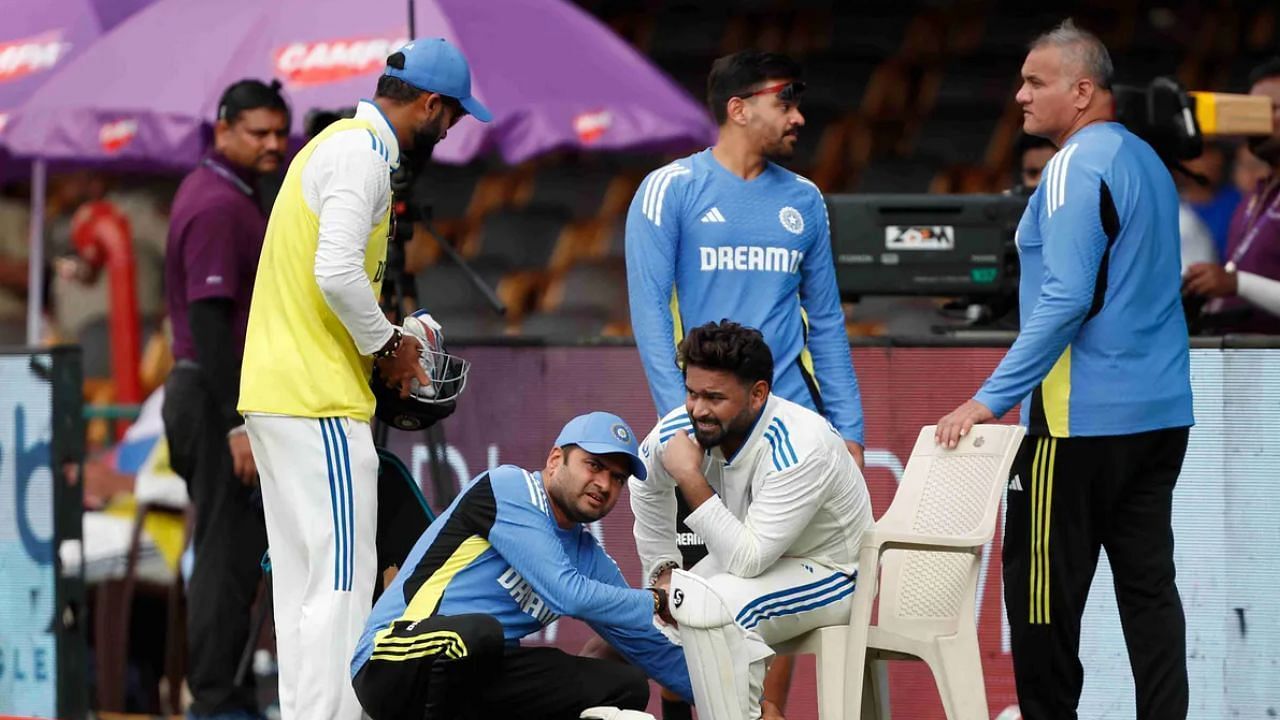 ऋषभ पंत बीच मैच ही मैदान से बाहर चले गए (Photo Credit: bcci.tv)