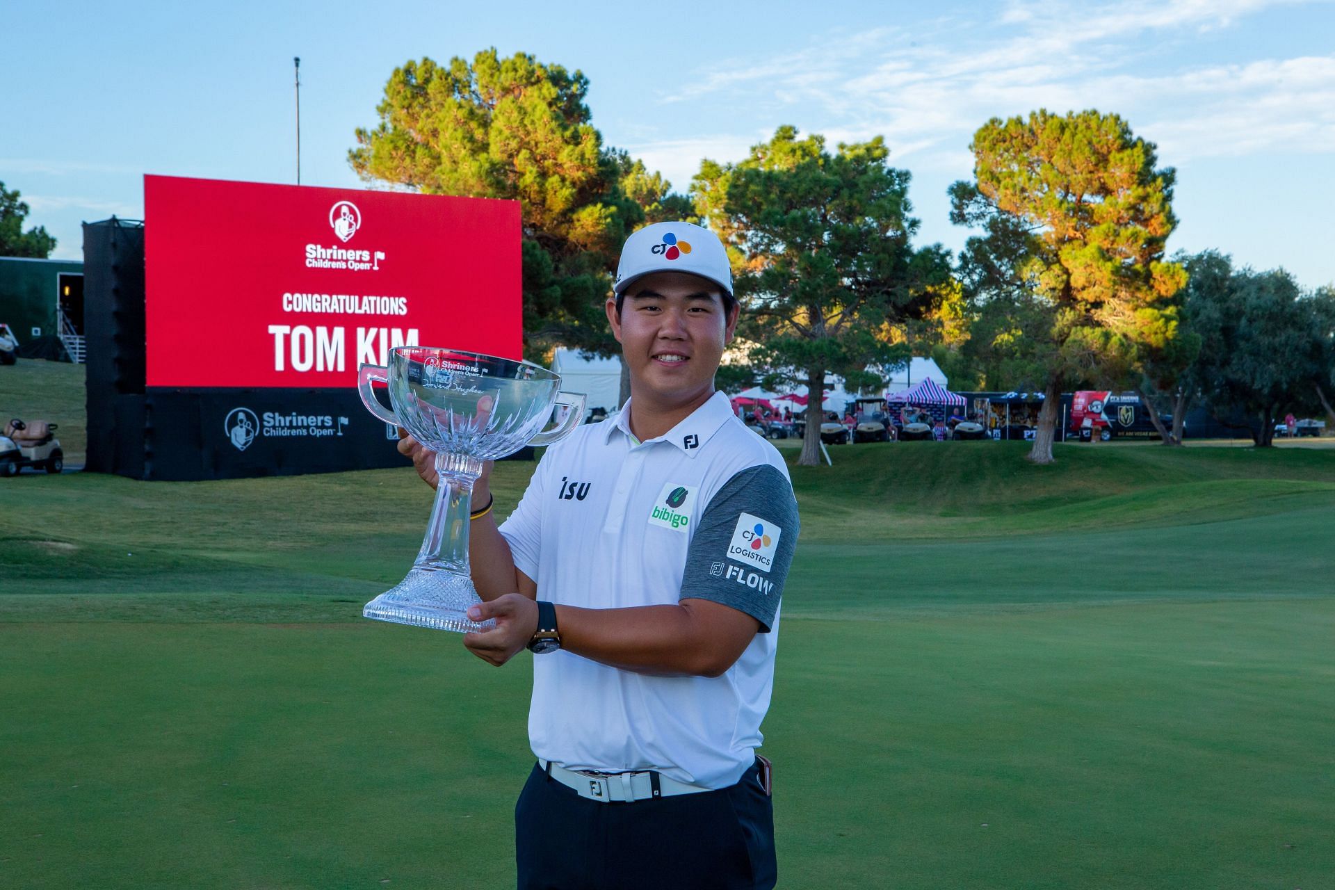 Tom Kim poses with the trophy after winning the 2022 Shriners Children&#039;s Open (Image Source: Getty)