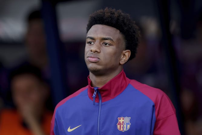 Barcelona star Alejandro Balde names Chelsea winger as one of his toughest opponents