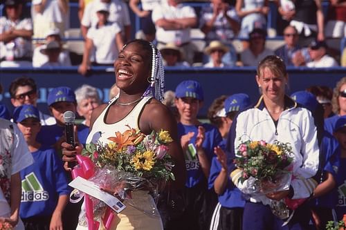 Serena Williams (L) and Steffi Graf in one frame at the 1999 Evert Cup | Image Source: Getty