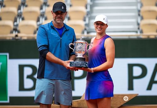 Iga Swiatek pictured with former coach Tomasz Wiktorowski at the 2024 French Open - Image Source: Getty