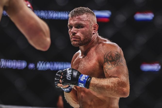"But it works" - Fans all kinds of impressed and confused with Anatoly Malykhin's ingenious ab workout ahead of ONE 169