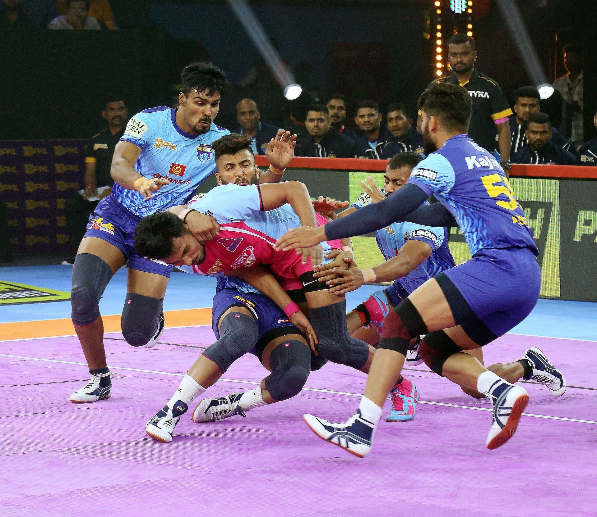 Arjun Deshwal gets tackled by Bengal Warriors defense (Credits: PKL)