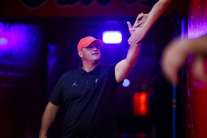 Photo: Florida WR coach Billy Gonzales checks in on five-star commit Vernell Brown III