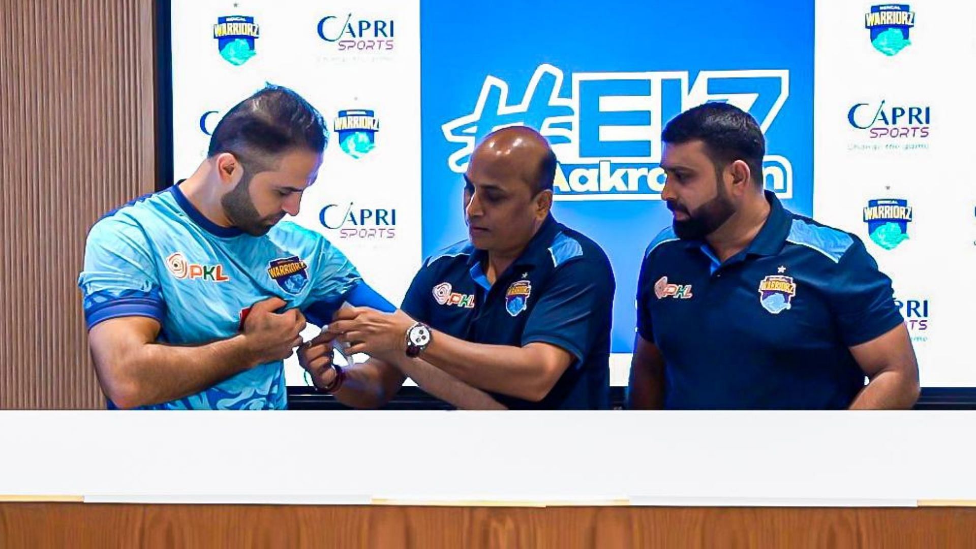 Prashant Surve and Pradeep Yadav handing Fazel Atrachali the captains armband (Image credits: Bengal Warriors)