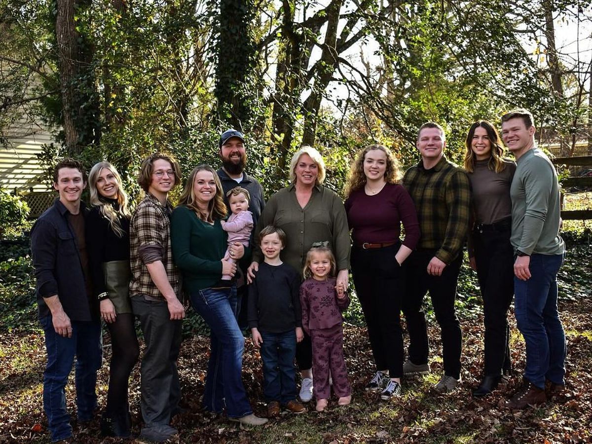 Janelle from Sister Wives with her children and grand-children (Image via Instagram/@janellebrown117)